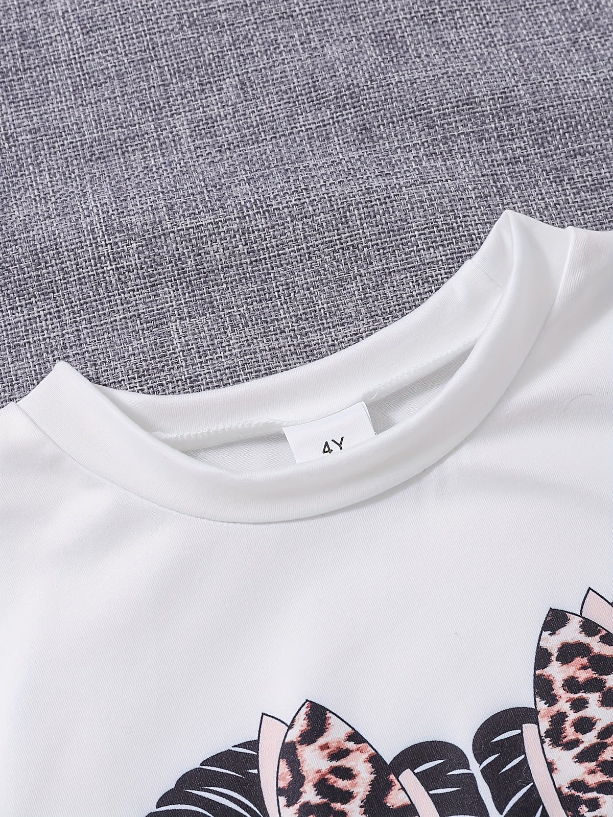 Girls' White Graphic T-Shirt and Black Shorts Set with Leopard Bow Design for Summer Casual Wear